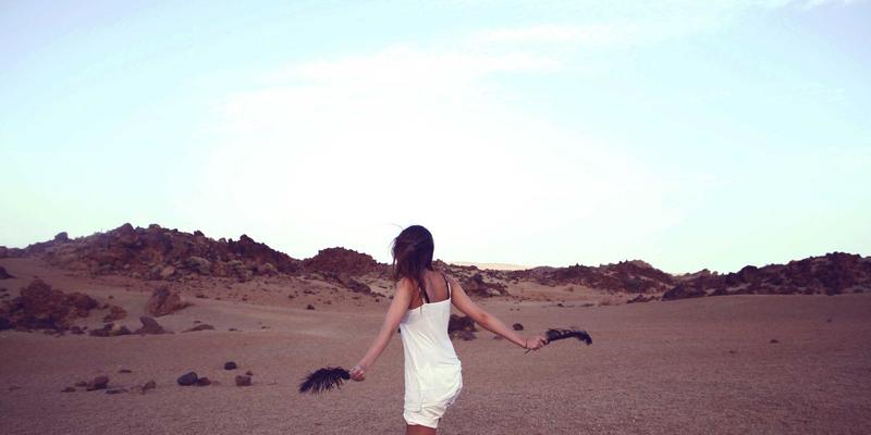 文化交融与艺术疗愈：数字媒介如何重塑创伤康复中的艺术家角色