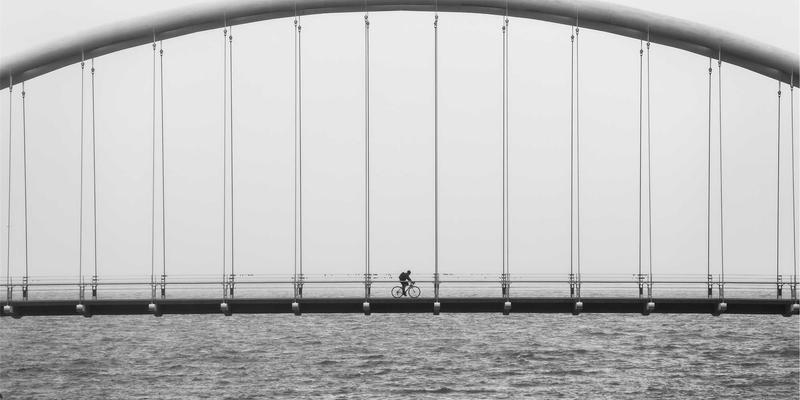 艺术家与创作革命：科技如何重塑沉浸式艺术装置的感官体验边界